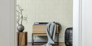 Diseño estampado Japandi Grid en verde salvia y blanco Cloud Dancer de Beatriz Pascual Studio. Papel Pintado disponible en HappyWall